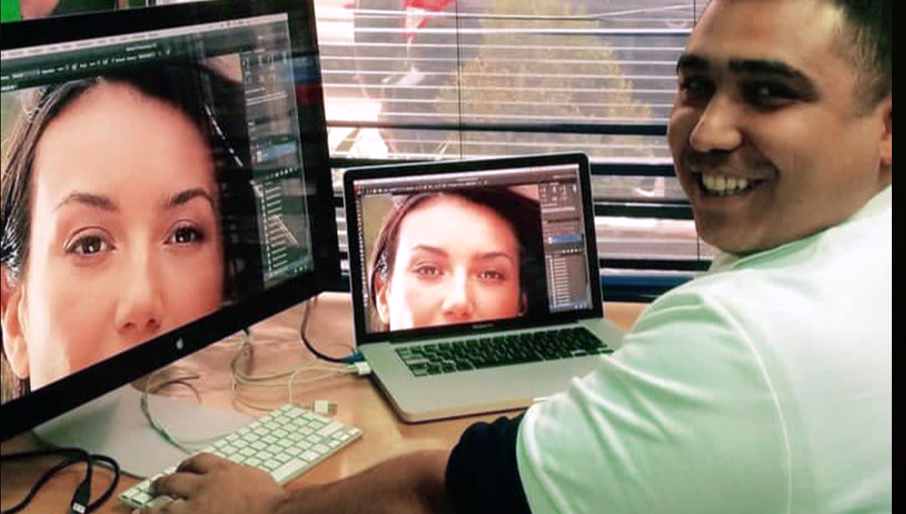 foto de marcelo trabajando en mac